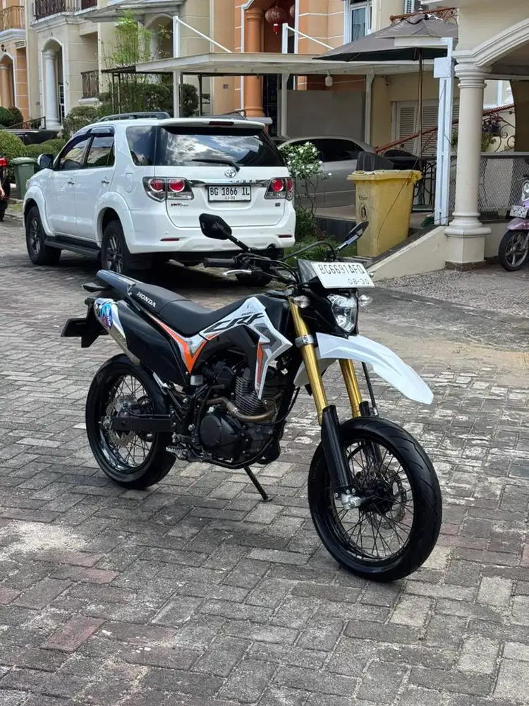 KM 6.000 CRF 150 L SUPERMOTO 2025 BELUM PERNAH MAIN TANAH WHITE