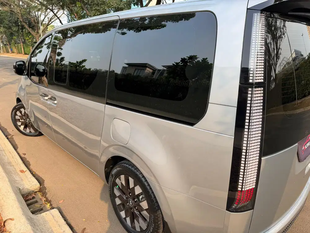 hyundai staria 2022 km23rb! 9 seat!gress! like new!perfect!