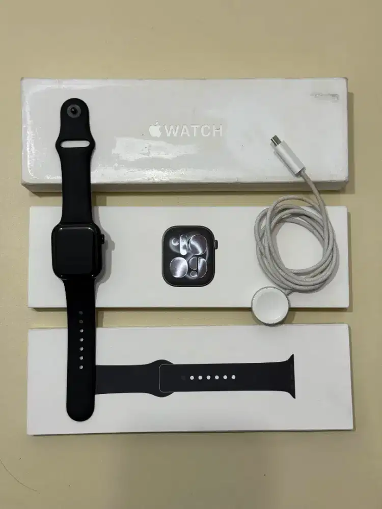 Apple Watch Series 11 42mm - Jet Black - Garansi on January 2027