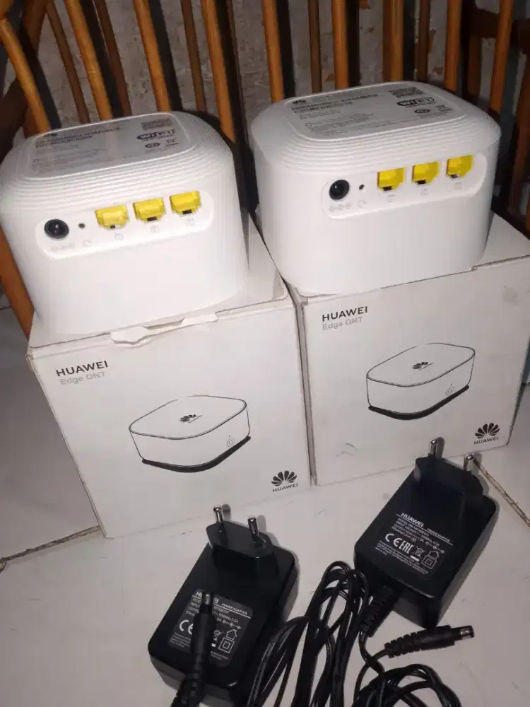 Aksesoris jual 2unit router huawey kondisi masih hidup .