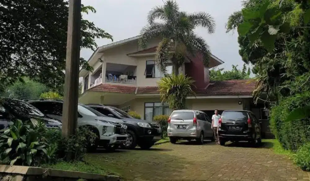 Di jual murah vila super mewah lokasi tidak jauh dari tol Gadog ciawi