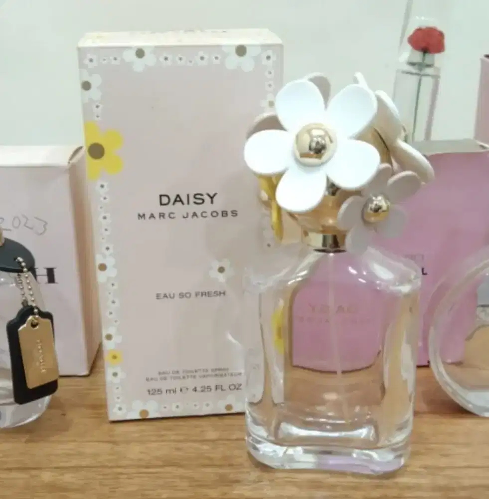 Botol Parfum Daisy by Marc Jacobs + Dus