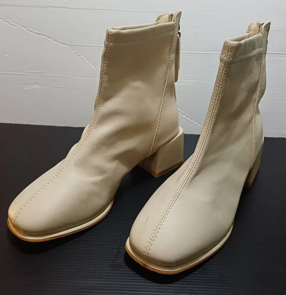 Sepatu Fashion Wanita Angkle Boots Heels (Size 37)