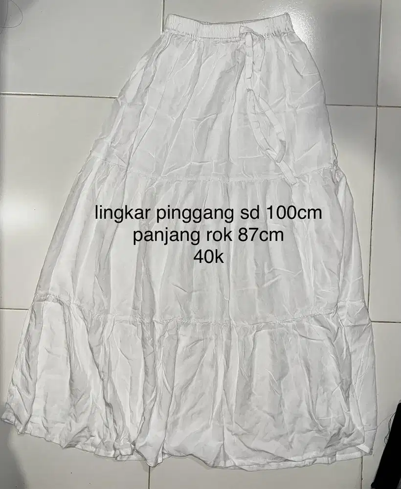 Rok panjang wanita putih