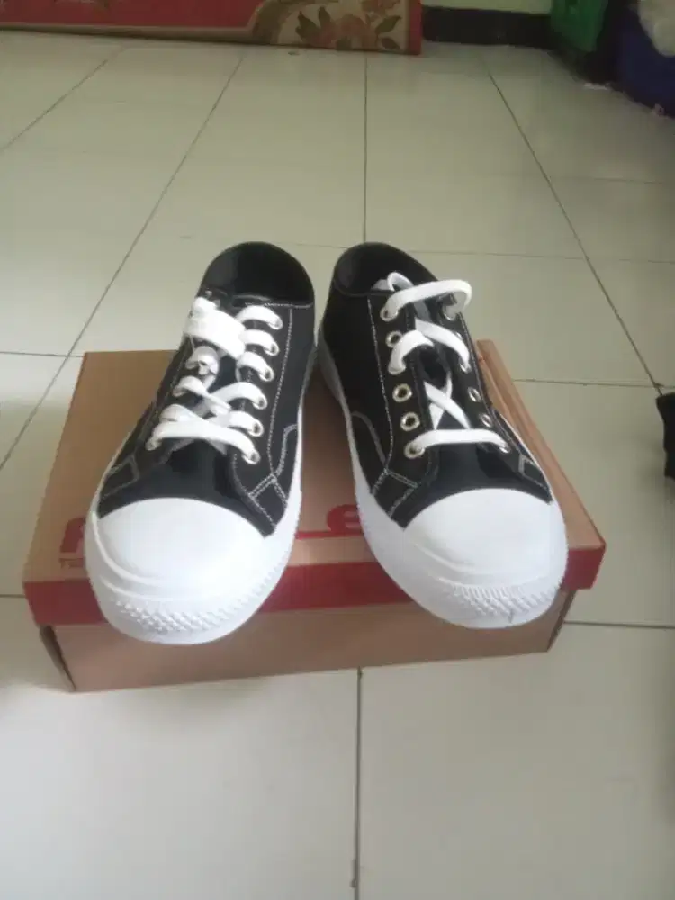Sepatu sekolah proneksus