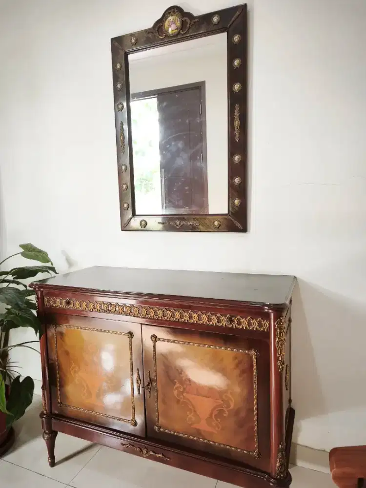 Kabinet Klasik & Cermin Davinci