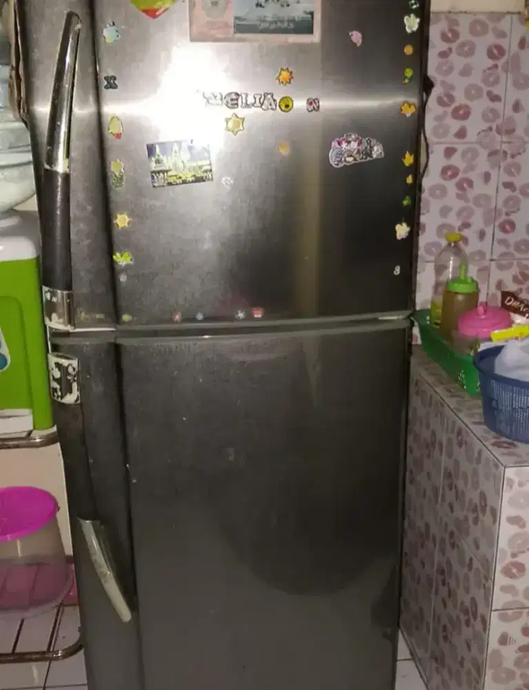 Dijual kulkas 2 pintu merk Sharp samurai
