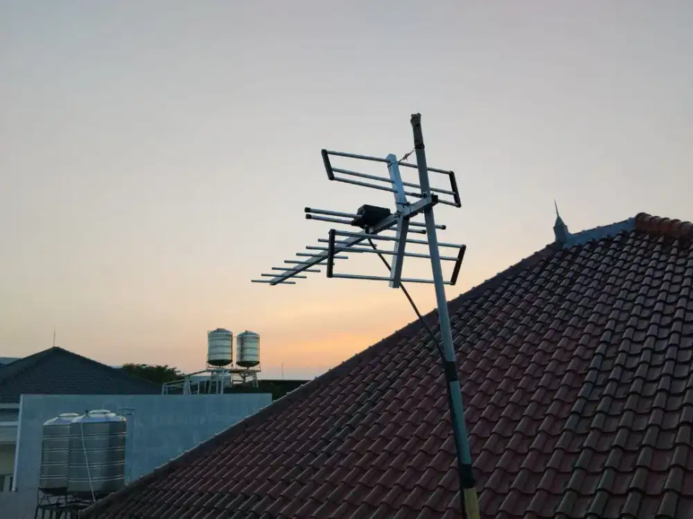 Antena Digital uhf Parabola dan Cctv teknisi langsung