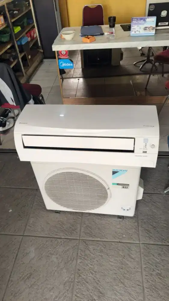 Unit ac dan pemasangan merk Daikin inverter 1pk dingin bagus