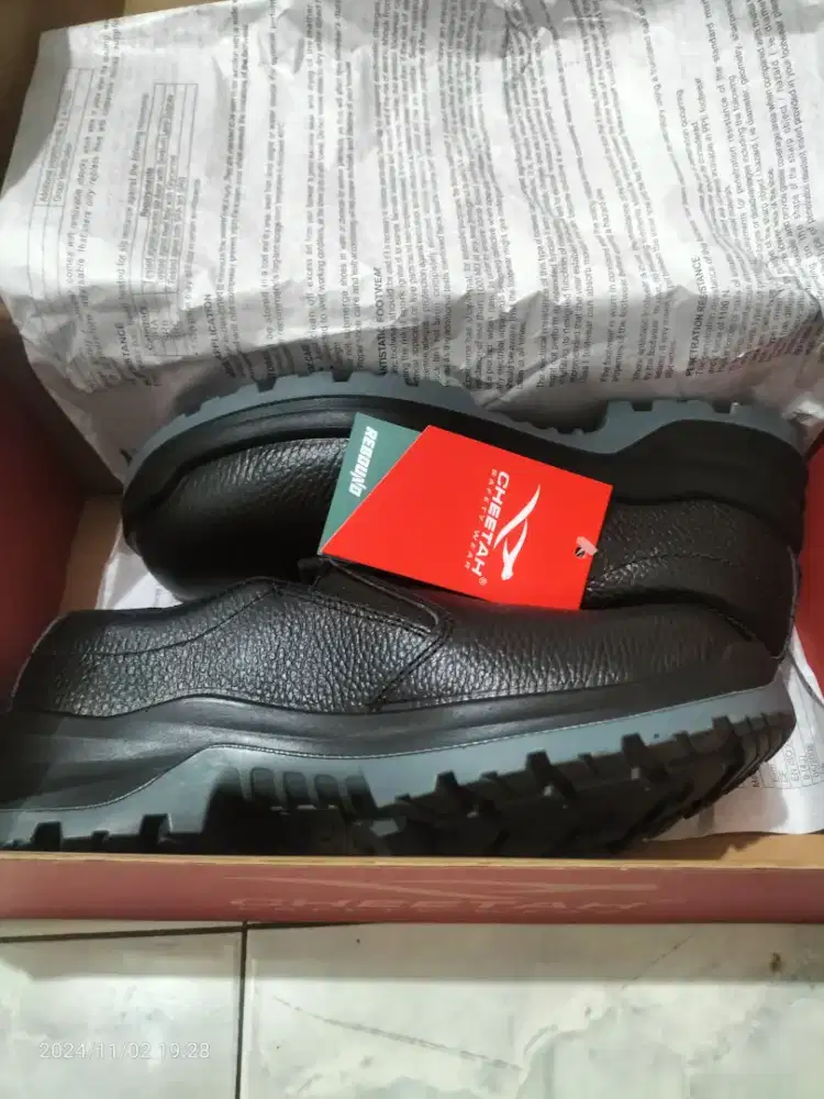 Sepatu safety merk cheetah