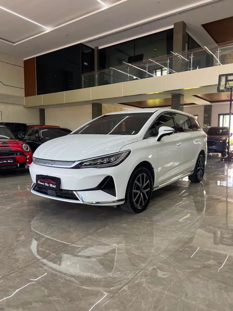 BYD M6 7 Seater 2025