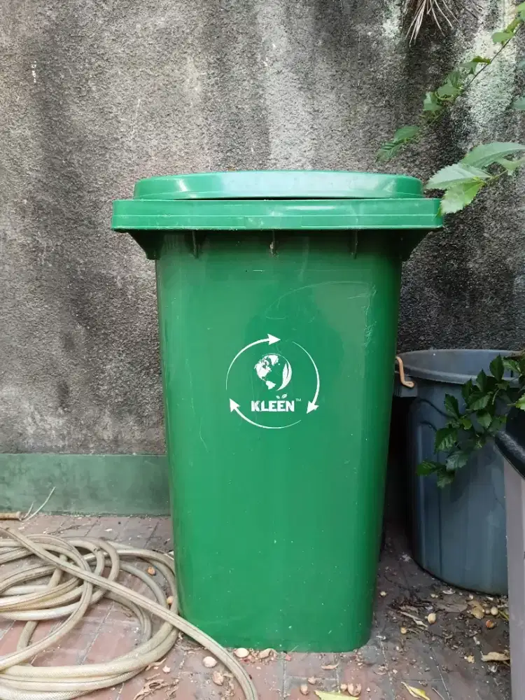 Tempat Sampah Besar
