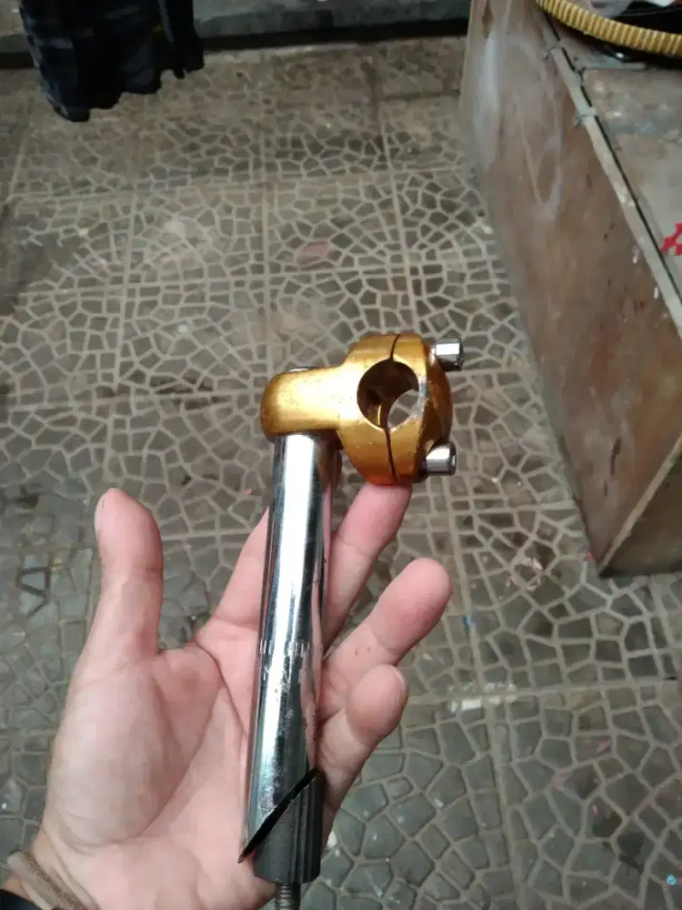 Stem sepeda warna gold
