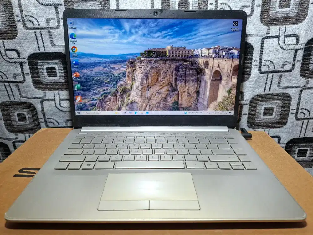 Laptop Hp 14s Amd A9 slim bazelless batre awet siap pakai