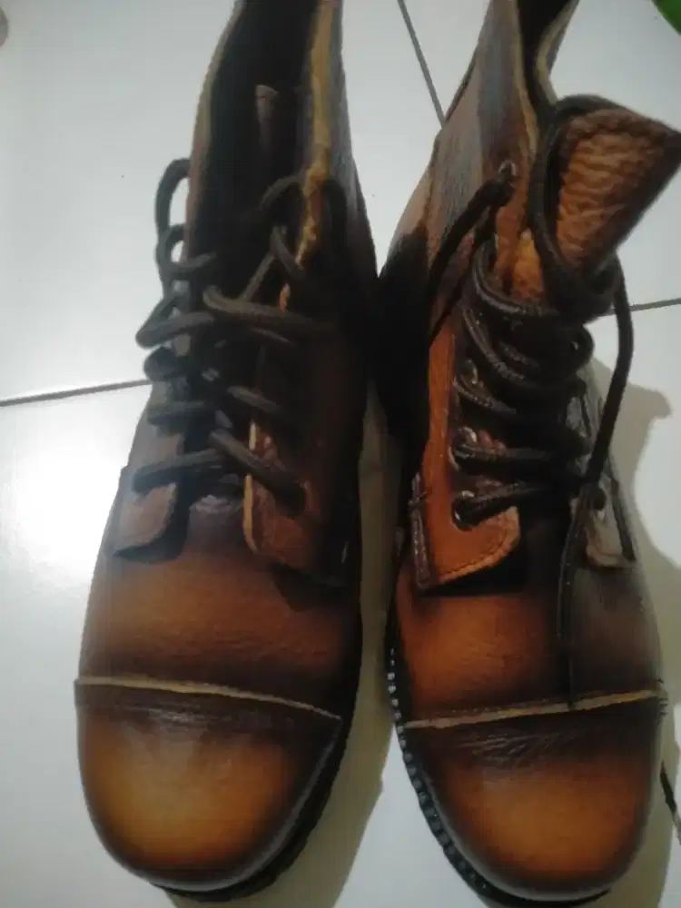 Sepatu merk BOSS  size 39