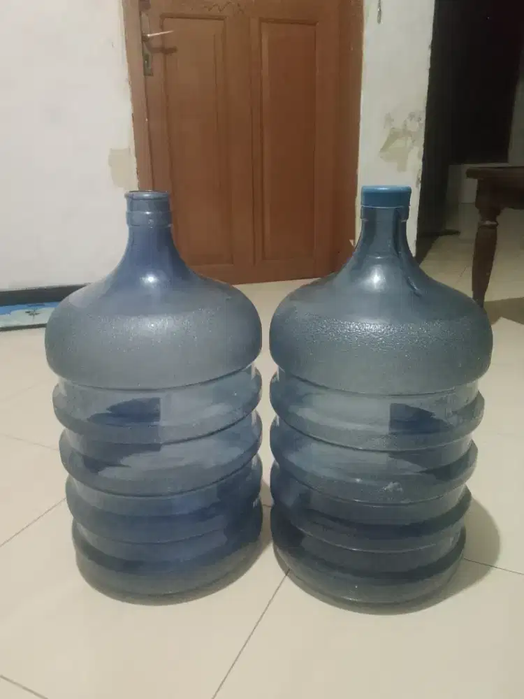 Dua galon air mineral