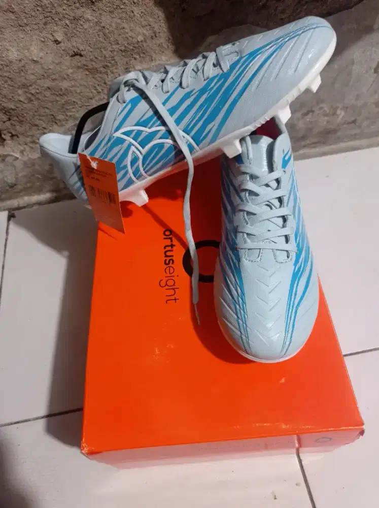 Sepatu bola ortuseight catalyst