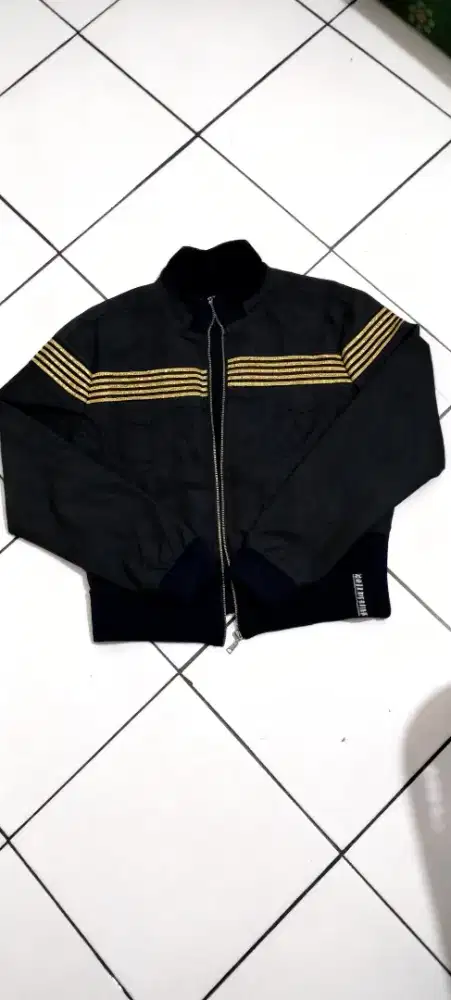 Jaket Parasut Wanita Bomber Crop Hitam List Gold Vintage