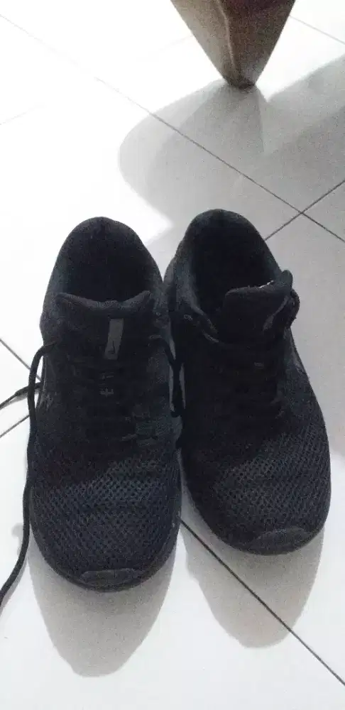 Sepatu sekolah anak