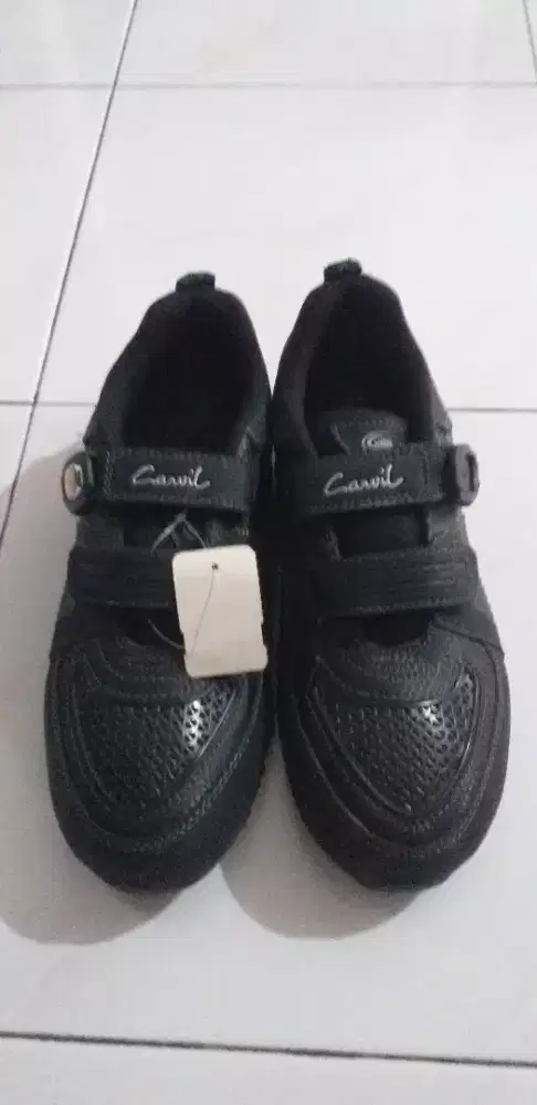 Sepatu sekolah anak