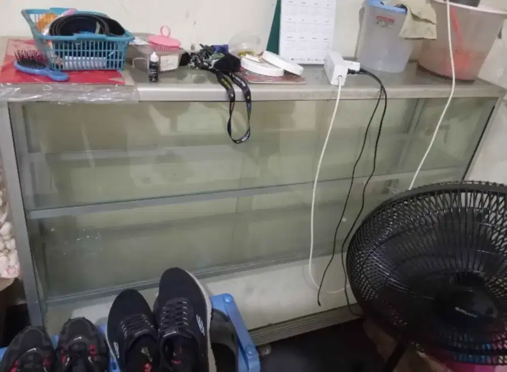 Etalase lebar 2m tinggi 1m