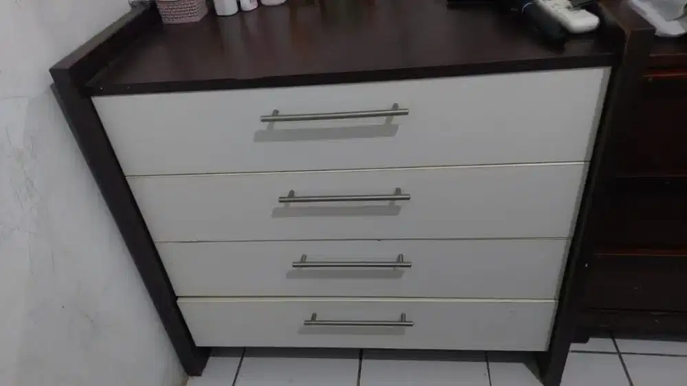 Meja nakas merk informa