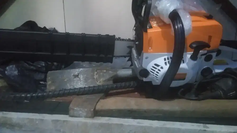 Mesin chainsaw potong kayu