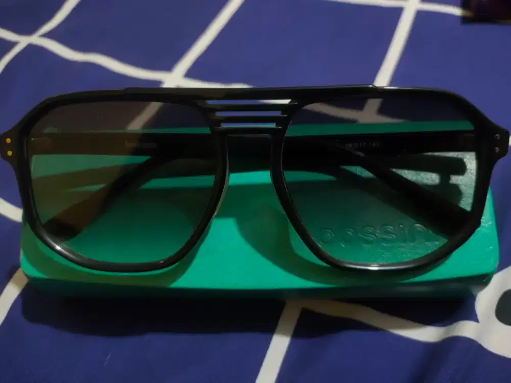 Kacamata hitam merk BOSINI like new