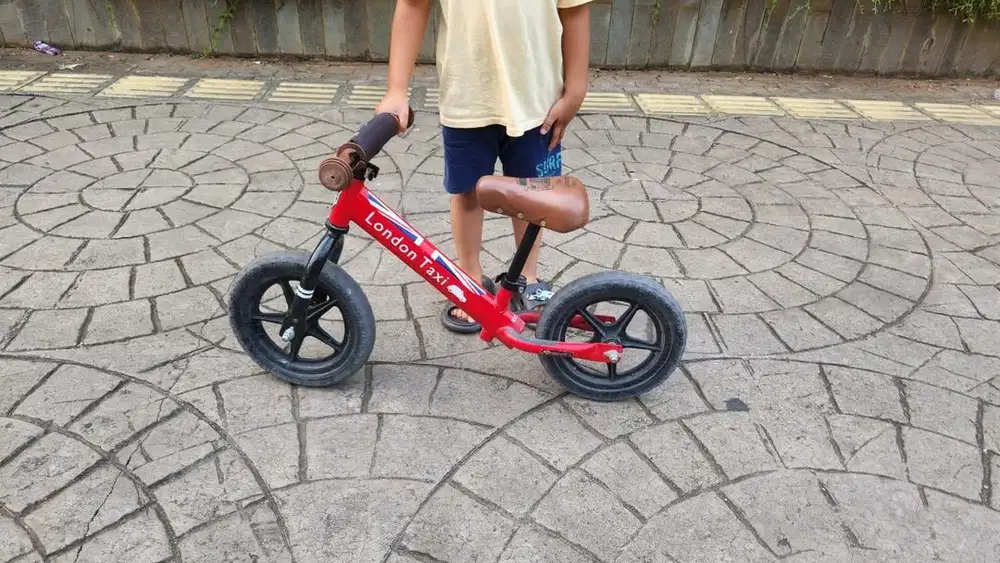 balance bike, london taxi preloved