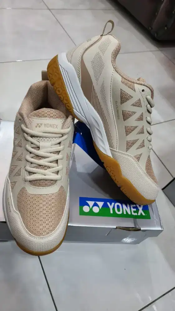 Sepatu badminthon merk Yonex original baru gress
