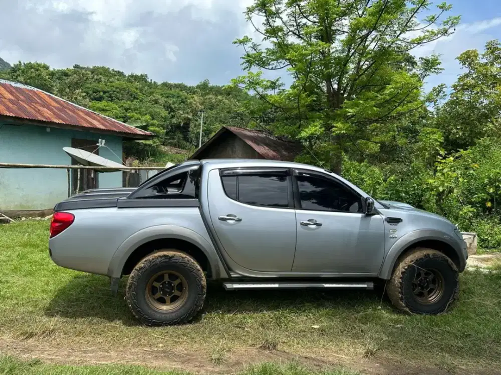 Dijual mitsubishi triton double cab M/T 4x4 2013