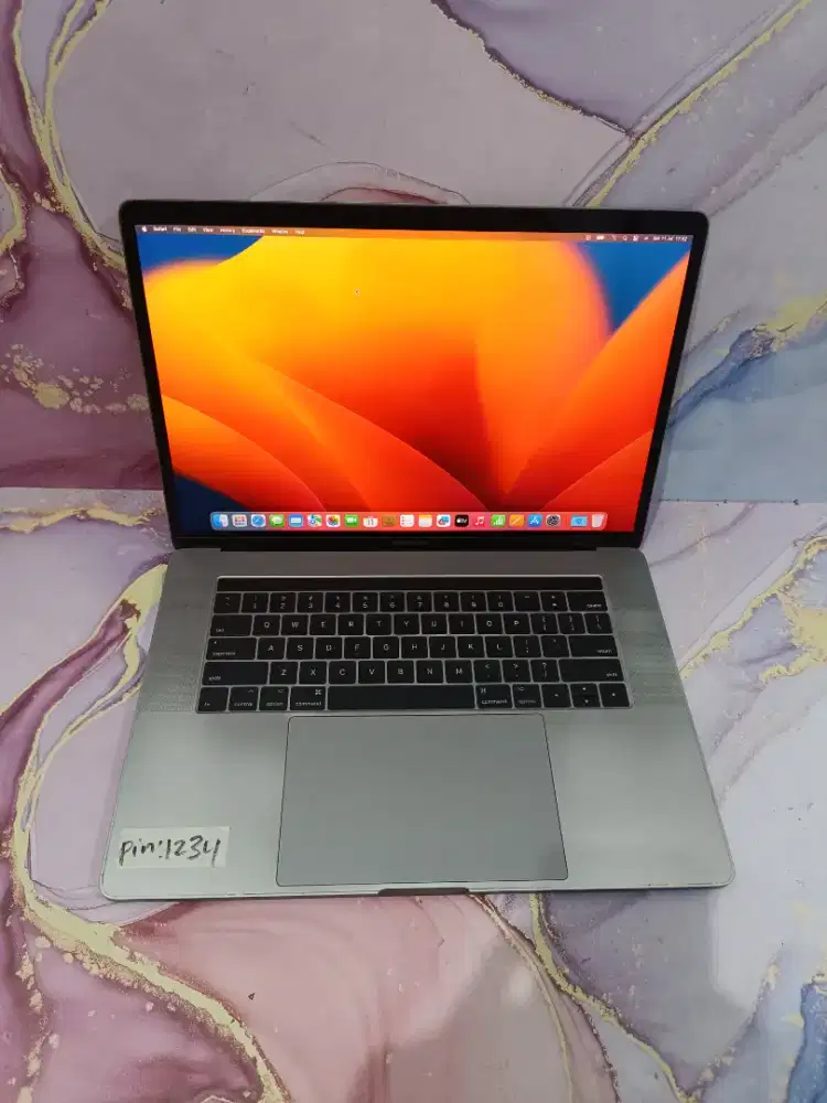 Macbook pro 15inch 2017 Intel core i7 16/256 SSD touchbarr