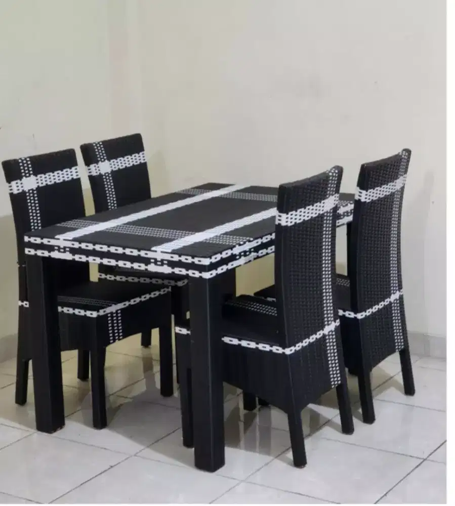 Jual meja serta 4 kursinya kondisi 95 persen bagus Harga 1.5 jt