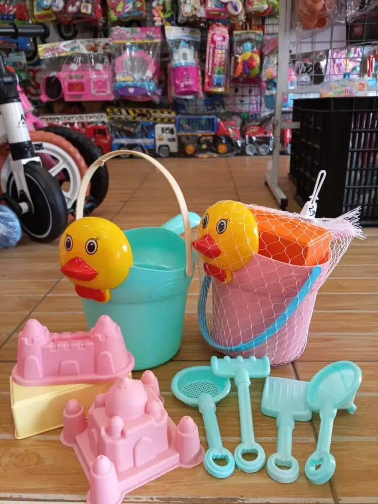 mainan anak cetakan pasir bebek gayung