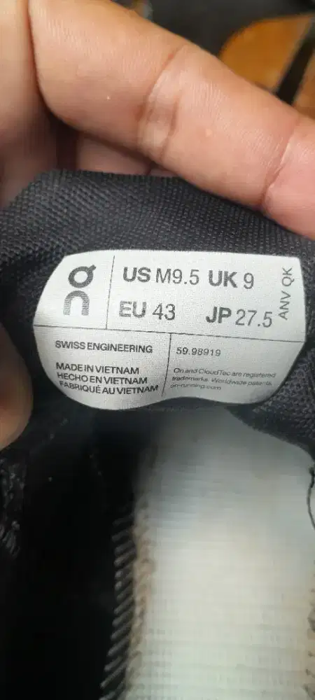 Sepatu on cloud kondisi mulus