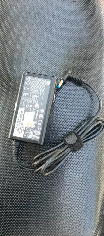 Adaftor laptop merk Hp