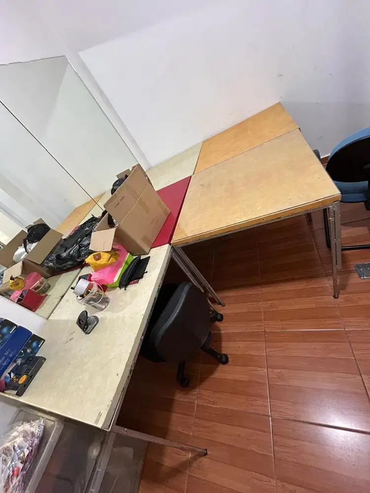 Meja kerja 8 buah