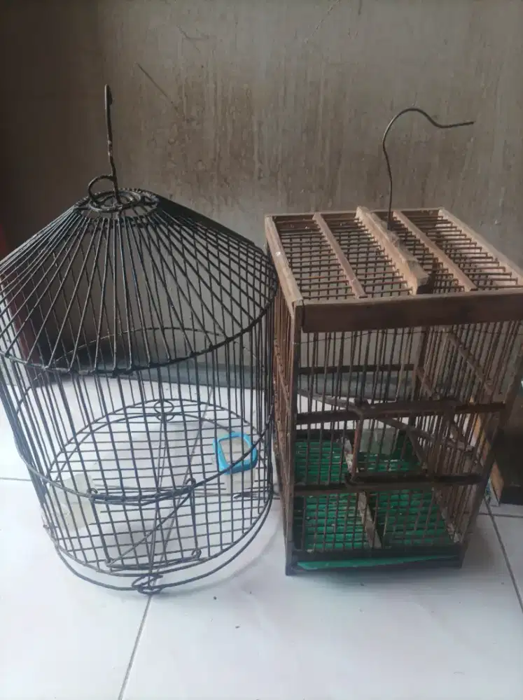 Dua kandang besi dan kayu.