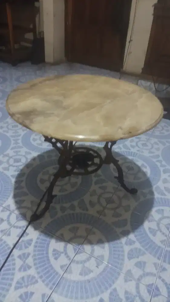 meja tamu bulat marmer