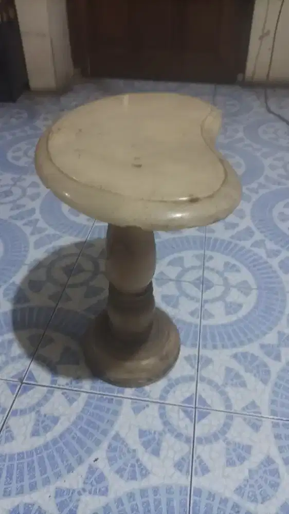 meja marmer kecil