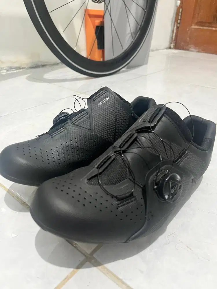 SHIMANO RC3 Size 42 Like New