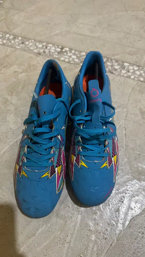 Sepatu bola dan futsal