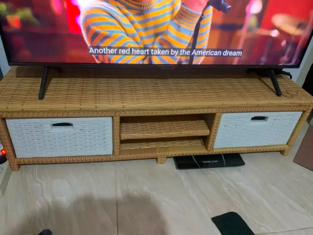 Meja tv untuk ukuran 43 inch