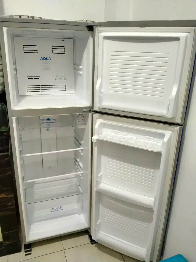 Kulkas 2 pintu merk Aqua