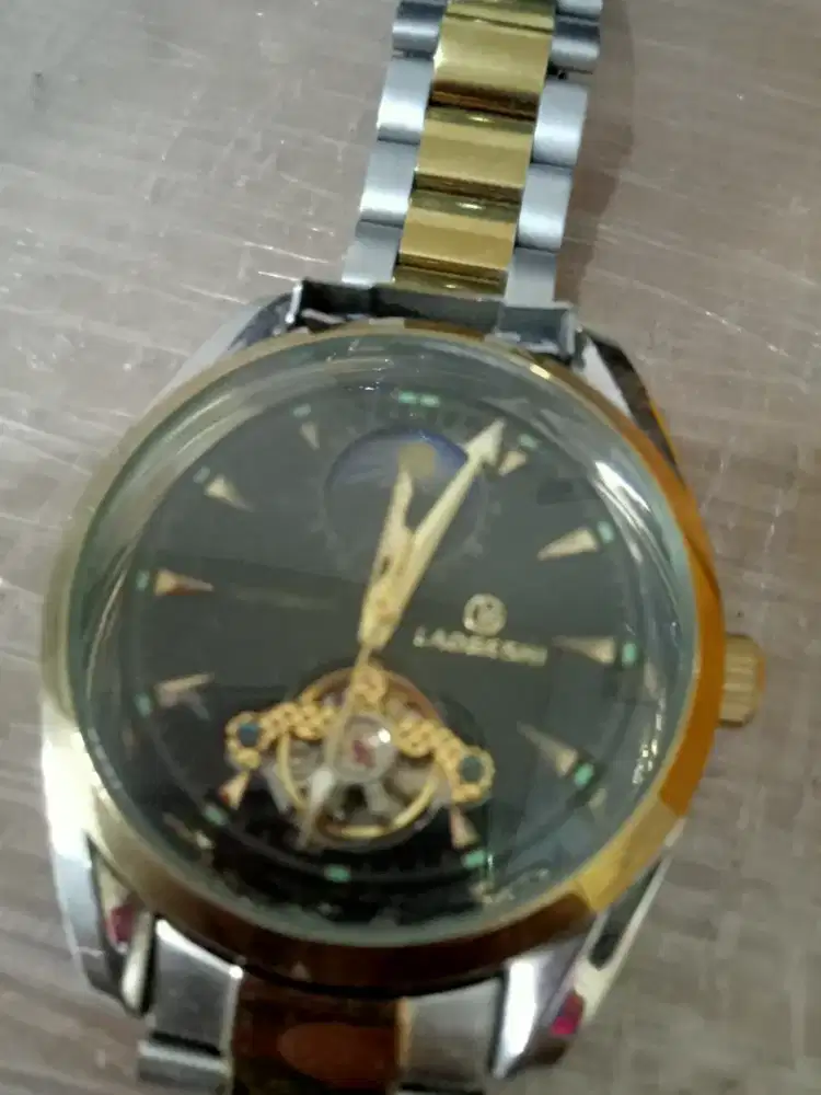 Jam otomatis.. Nemu di dalem mobil
