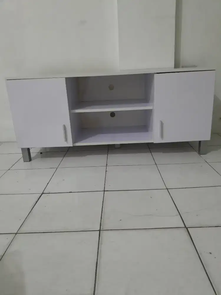 Meja tv HPL modern banyak laci