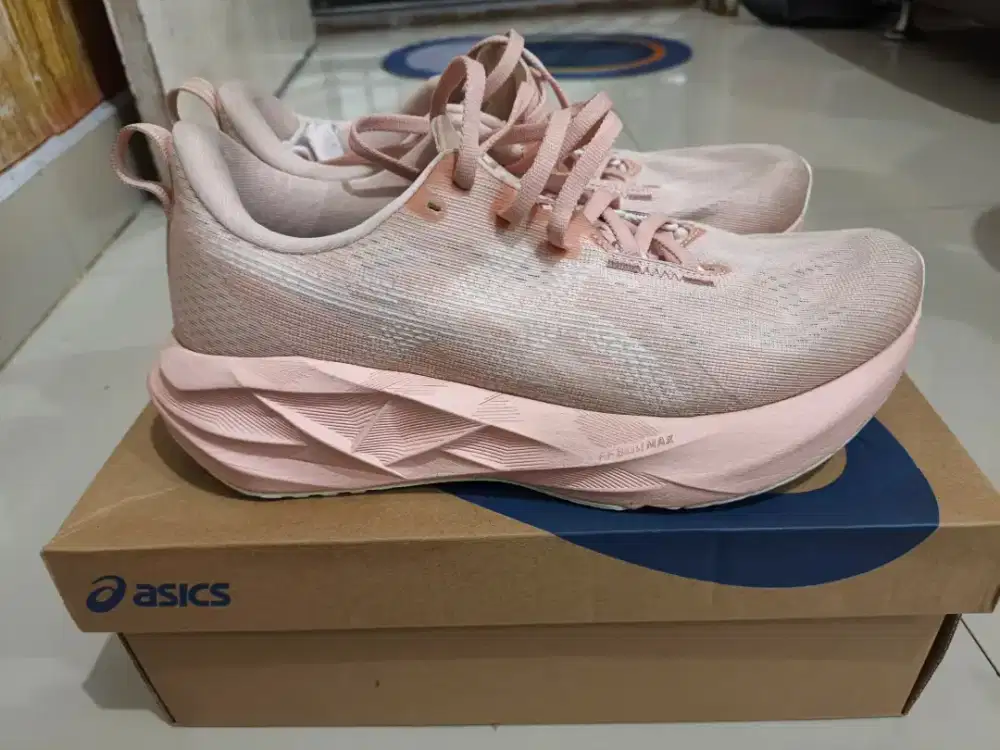 Sepatu lari asics Novablast 5