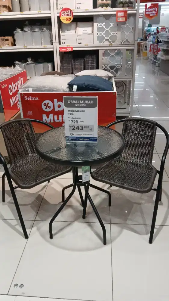 Meja makan yira