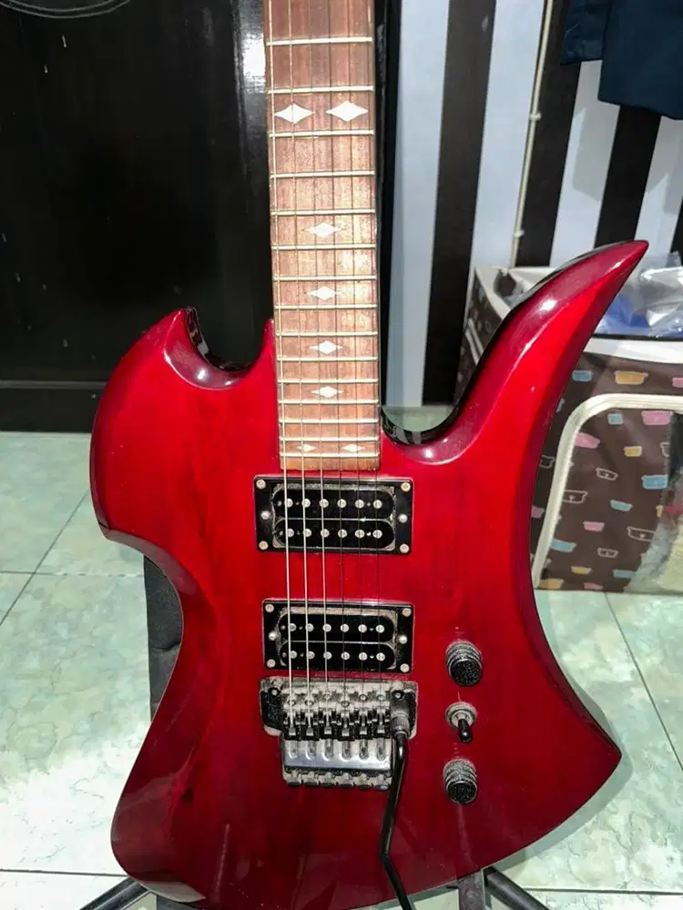 Gitar Electric.