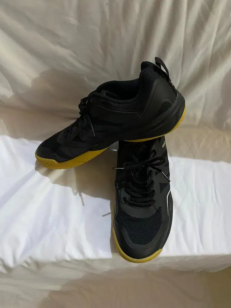 DIJUAL SEPATU BADMINTON PERFLY SIZE 45 (NEGO)